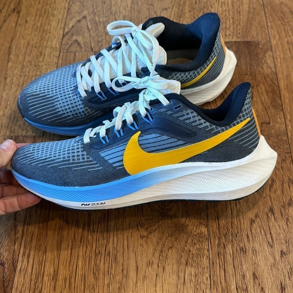 Nike Women's Shoes in Navy and Gold - Picture 6 of 10